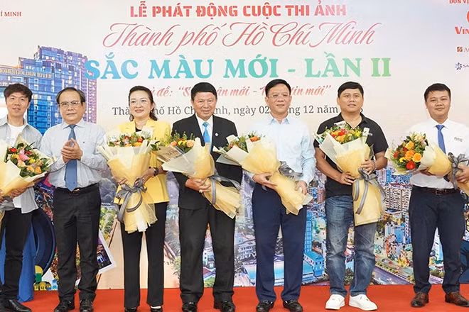 Ban tổ chức tặng hoa cho Ban giám khảo cuộc thi. (Ảnh: Ban tổ chức)