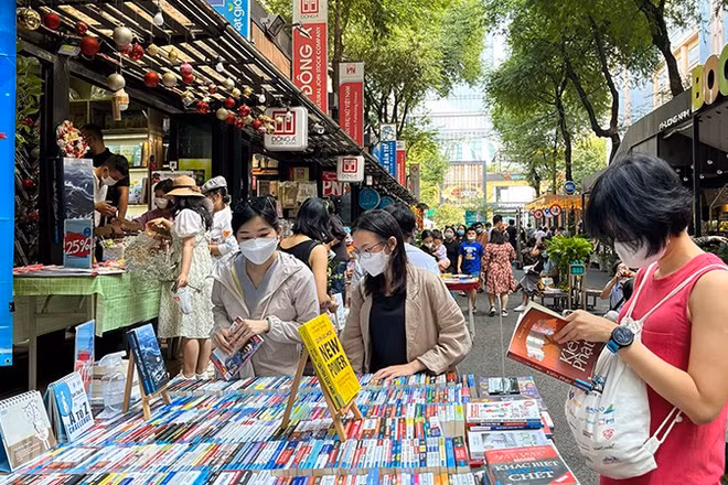 Đường sách Thành phố Hồ Chí Minh luôn thu hút khách đến tham quan. (Ảnh: LINH BẢO)