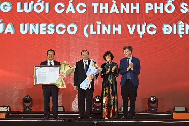 Nghi thức trao danh hiệu "Thành phố sáng tạo điện ảnh" cho Thành phố Hồ Chí Minh. (Ảnh: QUỐC THANH)