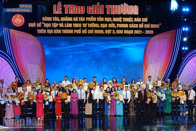 Đại biểu chụp ảnh lưu niệm với các tác giả, tập thể đạt giải ở khối chuyên nghiệp. (Ảnh: LINH BẢO)