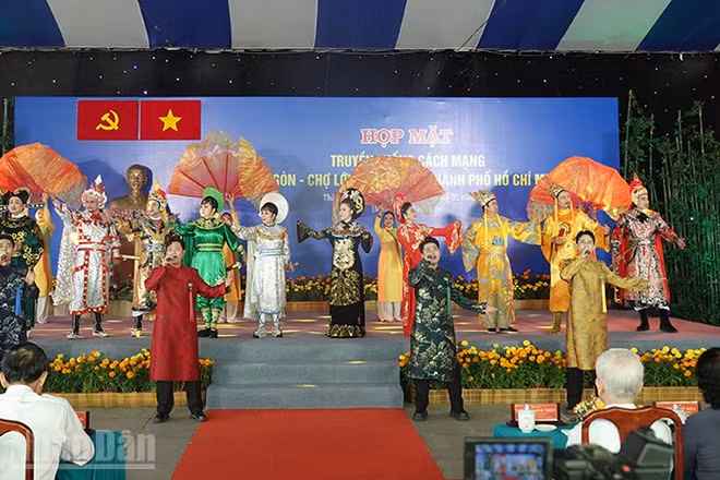 Chương trình sân khấu hóa kỷ niệm ngày họp mặt truyền thống cách mạng Sài Gòn-Chợ Lớn-Gia Định-Thành phố Hồ Chí Minh năm 2026. (Ảnh: Linh Bảo)