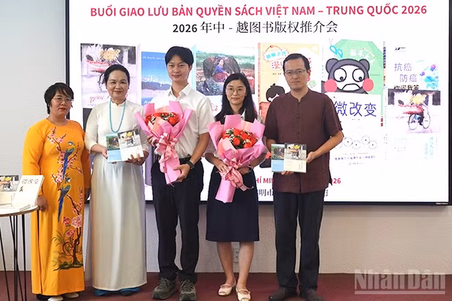 Đại diện Chibooks tặng sách cho các đại biểu. (Ảnh: Linh Bảo)