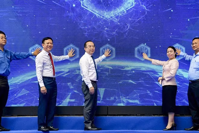 Các đại biểu thực hiện nghi thức khai mạc. (Ảnh: Ban tổ chức)