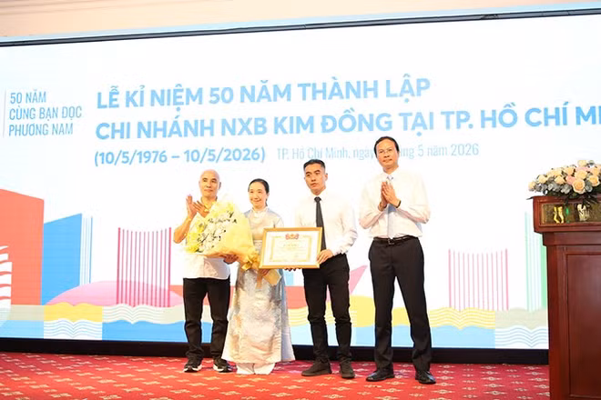 Tập thể chi nhánh Nhà xuất bản Kim Đồng tại Thành phố Hồ Chí Minh nhận Bằng khen của Trung ương Đoàn. (Ảnh: Nhà xuất bản Kim Đồng)