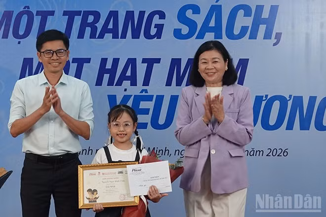 Trao giải Nhất cho em Nguyễn Ngọc Minh Châu đến từ Hà Nội. (Ảnh: LINH BẢO)