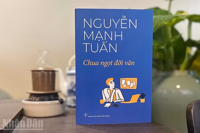 Bìa cuốn sách Chua ngọt đời văn của nhà văn Nguyễn Mạnh Tuấn. (Ảnh: LINH BẢO)