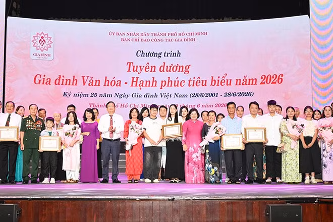 Các gia đình tiêu biểu nhận hoa và bằng khen tại buổi lễ tuyên dương. (Ảnh: Quốc Thanh).