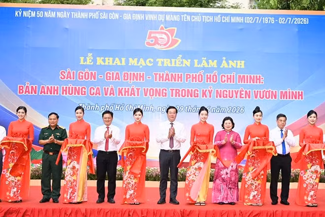 Các đại biểu thực hiện nghi thức cắt băng khai mạc triển lãm. (Ảnh: QUỐC THANH)