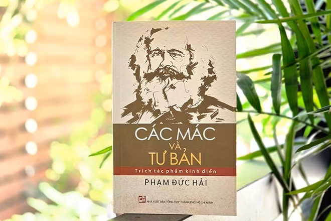 Bìa tác phẩm "Các Mác và Tư bản-Trích tác phẩm kinh điển" của tác giả Phạm Đức Hải. (Ảnh: Quỳnh My)