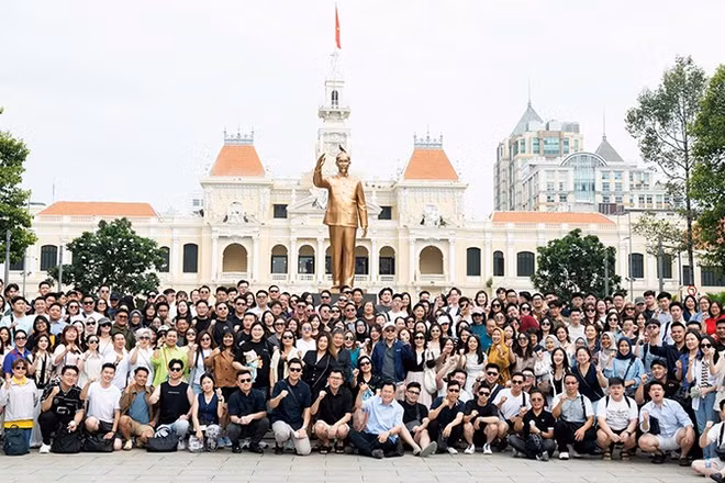 Đoàn khách MICE đến từ Indonesia chụp ảnh tập thể tại Công viên Tượng đài Chủ tịch Hồ Chí Minh sáng 6/5. (Ảnh: Tô Hùng)