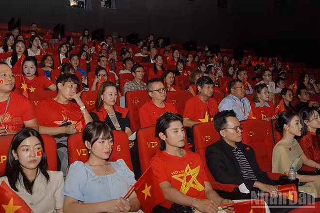 Đông đảo khán giả đến xem suất đặc biệt của bộ phim "Tổ quốc trong tim".