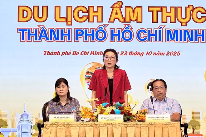 Bà Bùi Thị Ngọc Hiếu (đứng), Phó Giám đốc Sở Du lịch Thành phố Hồ Chí Minh phát biểu tại chương trình. (Ảnh: Ban tổ chức).