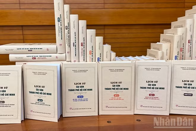 Bộ sách lịch sử Sài Gòn-Thành phố Hồ Chí Minh. (Ảnh: Linh Bảo)