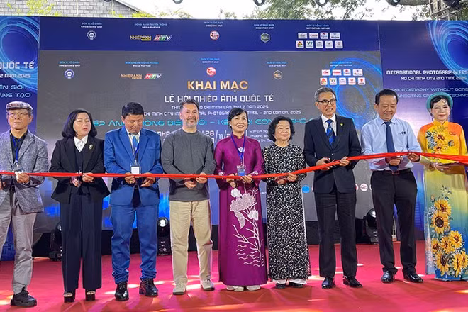 Các đại biểu thực hiện nghi thức cắt băng khai mạc lễ hội. (Ảnh: DƯƠNG ĐÔNG)