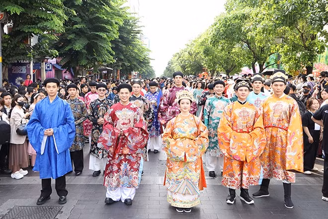 Diễu hành Áo dài tại Lễ hội Áo dài Thành phố Hồ Chí Minh lần thứ 11, năm 2025. (Ảnh: LINH BẢO)
