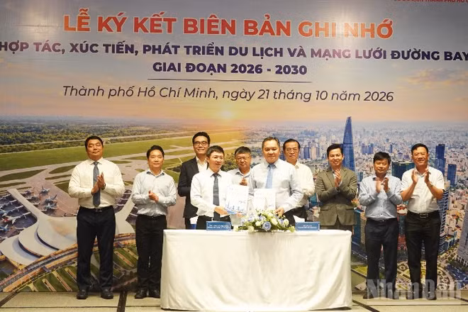 Hai bên thực hiện nghi thức ký kết bản ghi nhớ. (Ảnh: LINH BẢO)