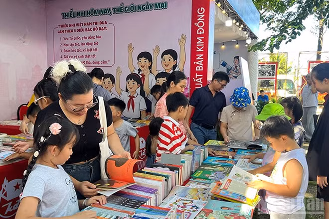 Các em thiếu nhi đọc sách tại khu vực đường sách Vũng Tàu. (Ảnh: LINH BẢO)