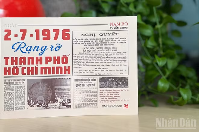 Bìa tập sách "2-7-1976 rạng rỡ Thành phố Hồ Chí Minh". (Ảnh: LINH BẢO)