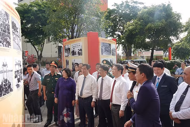 Các đại biểu tham quan triển lãm. (Ảnh: Linh Bảo)