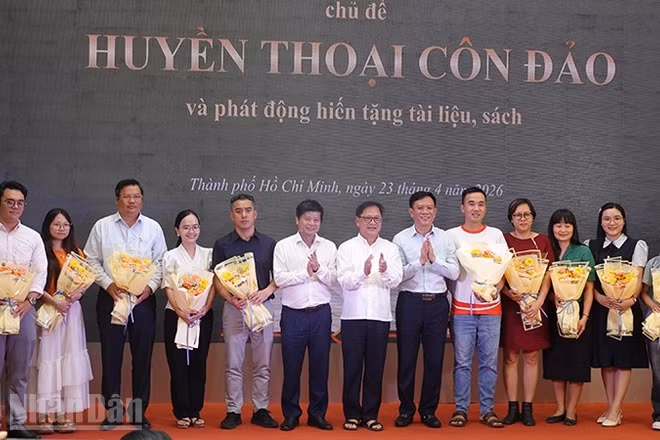 Ban tổ chức tặng hoa cho các đơn vị, cá nhân tặng sách cho Tủ sách cộng đồng tại đặc khu Côn Đảo. (Ảnh: LINH BẢO)