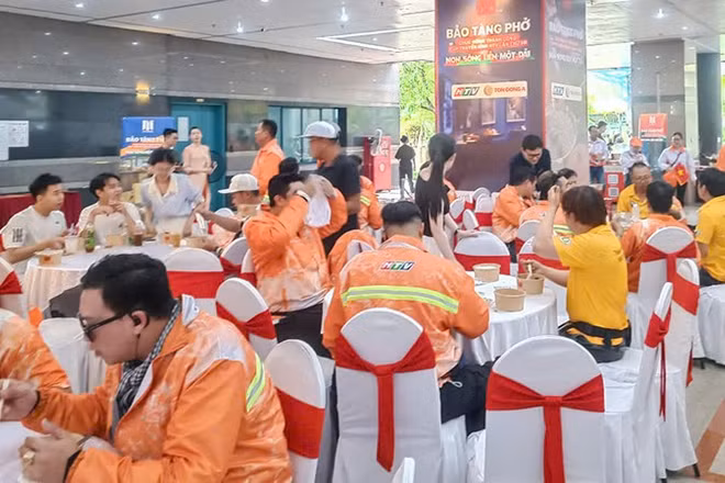 Đoàn đua xe đạp tranh Cúp Truyền hình Thành phố Hồ Chí Minh thưởng thức món phở. (Ảnh: Ban tổ chức).