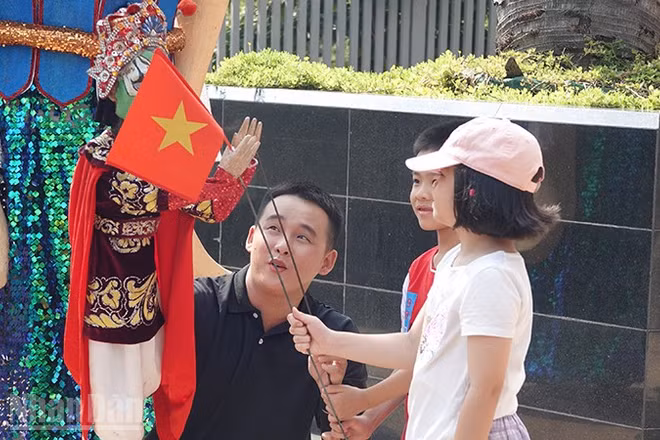 Các em nhỏ thích thú khi được làm quen với các nhân vật rối. (Ảnh: Linh Bảo).