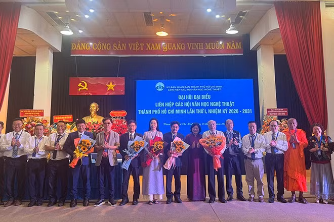 Lãnh đạo Thành phố Hồ Chí Minh chúc mừng Ban chấp hành Liên hiệp các Hội Văn học nghệ thuật thành phố nhiệm kỳ 2026-2031. (Ảnh: CÔNG SƠN)