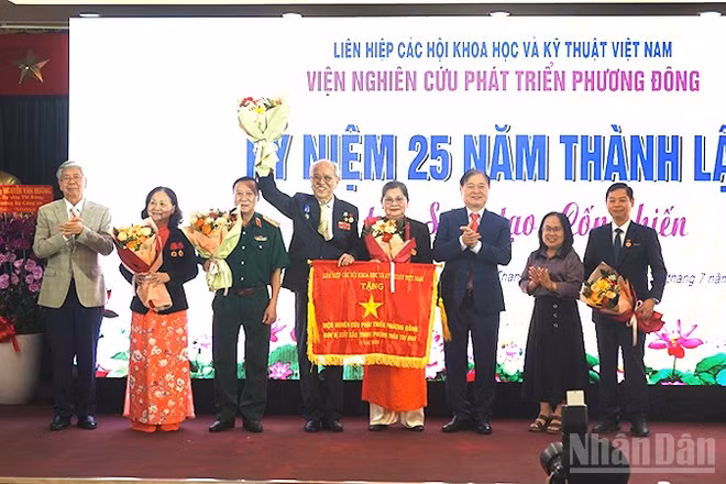 Trao Cờ Thi đua của Liên hiệp các Hội Khoa học và Kỹ thuật Việt Nam cho tập thể Viện Nghiên cứu Phát triển Phương Đông. (Ảnh: LINH BẢO)