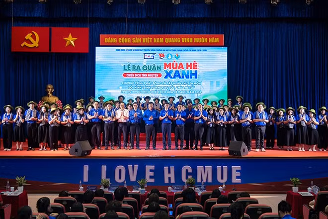 Đại biểu và khách mời chụp ảnh lưu niệm cùng đội trưởng và đội phó các đội hình sinh viên tình nguyện Mùa hè xanh. (Ảnh: Thanh Hải)