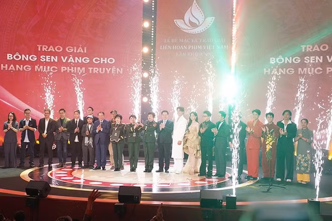 Đoàn phim Mưa đỏ nhận giải Bông sen Vàng. (Ảnh: Ban tổ chức)