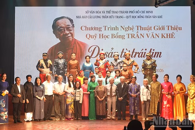 Các đại biểu, nghệ sĩ, nghệ nhân chụp ảnh lưu niệm sau chương trình. (Ảnh: LINH BẢO)