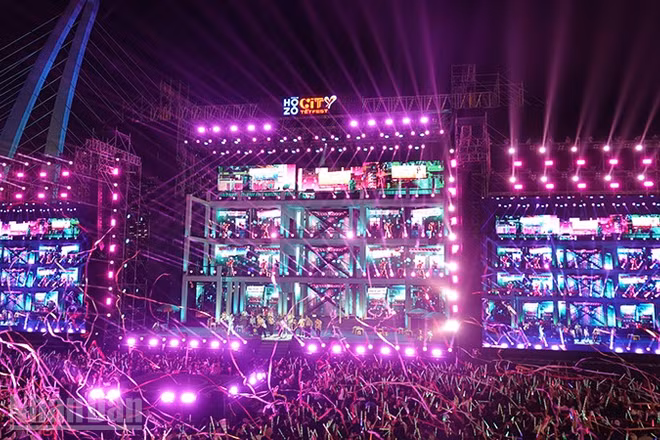 Bữa tiệc ánh sáng trong đêm “Countdown night-City-Maze-ing”. (Ảnh: Linh Bảo).