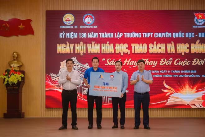 Đại diện Công ty Cổ phần Thư viện số Việt Nam trao tặng Không gian tri thức số cho Thành Đoàn Huế. (Ảnh: ViLIB cung cấp)