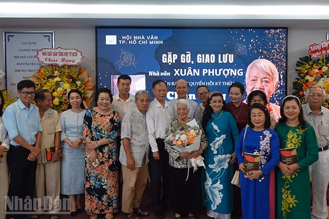 Đông đảo nghệ sĩ, nhà văn, bạn đọc đến chúc mừng nhà văn Xuân Phượng ra sách mới. (Ảnh: Linh Bảo)