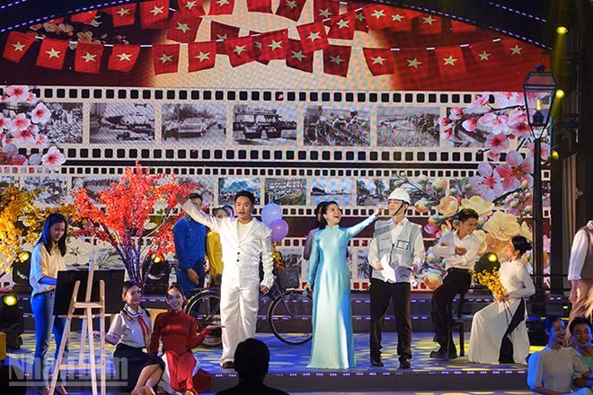 Ca sĩ Thanh Ngọc và Rapper T.Won trình bày ca khúc Mùa xuân trên Thành phố Hồ Chí Minh của nhạc sĩ Xuân Hồng. (Ảnh: Linh Bảo)