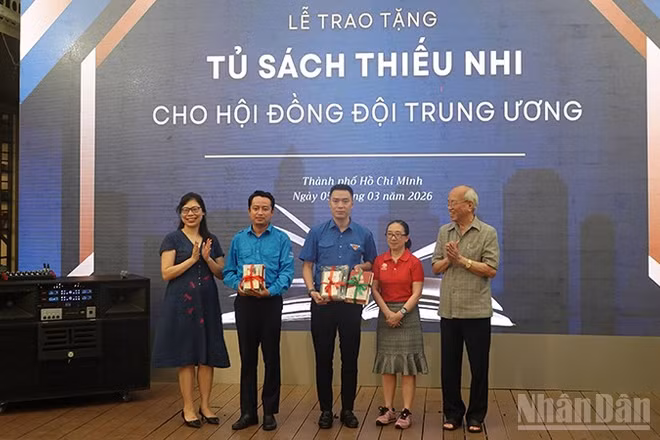 Đại diện các nhà xuất bản, tác giả trao tặng sách cho Hội đồng Đội Trung ương. (Ảnh: LINH BẢO)