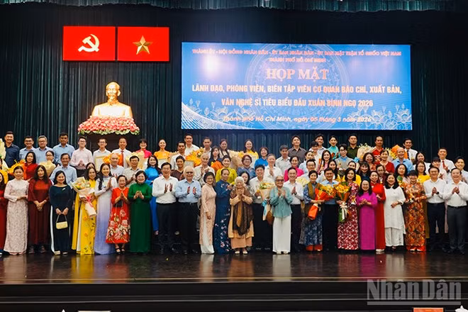 Các đại biểu chụp ảnh lưu niệm với lãnh đạo Thành phố Hồ Chí Minh. (Ảnh: Linh Bảo)