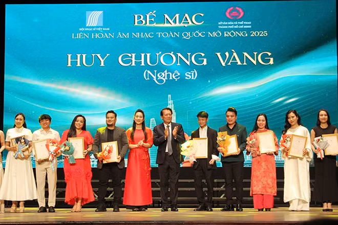 Trao Huy chương Vàng cho các nghệ sĩ tham dự liên hoan. (Ảnh: THÙY TRANG)