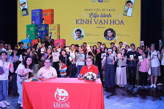 Nhà văn Nguyễn Nhật Ánh ký tặng sách cho đông đảo độc giả tại chương trình. (Ảnh: Ban tổ chức)