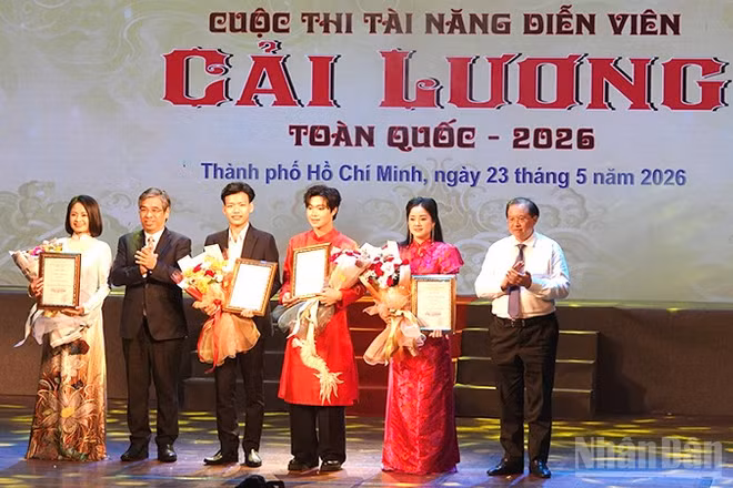 Các đại biểu trao Giải Nhất cho 4 thí sinh. (Ảnh: Linh Bảo)