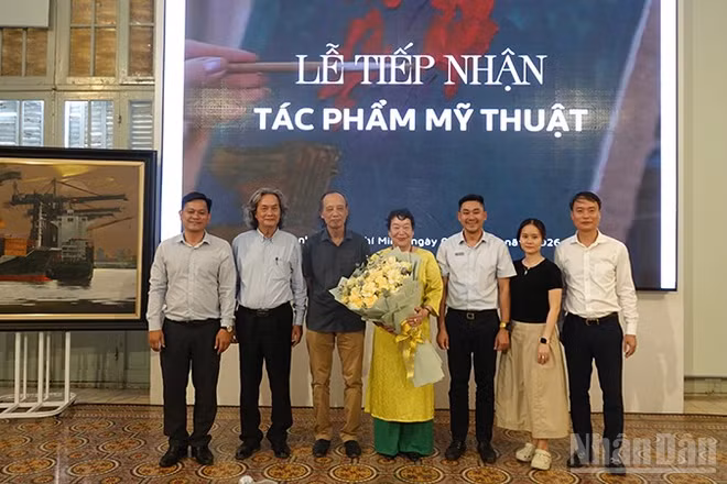 Các đại biểu chụp ảnh lưu niệm tại lễ tiếp nhận tác phẩm mỹ thuật. (Ảnh: Linh Bảo).