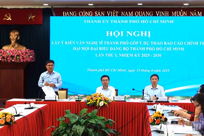 Các đồng chí chủ trì hội nghị. (Ảnh: MẠNH HẢO)