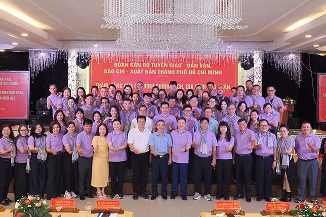 Các đại biểu chụp ảnh lưu niệm. (Ảnh: HOÀNG HÙNG)