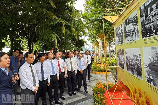 Các đại biểu tham quan triển lãm. (Ảnh: Linh Bảo)