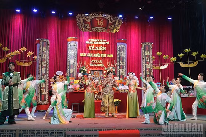 Biểu diễn nghệ thuật trong Lễ giỗ Tổ tại Nhà hát Kịch Thành phố Hồ Chí Minh. (Ảnh: LINH BẢO)
