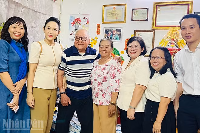 Đoàn lãnh đạo Thành phố Hồ Chí Minh đến thăm, chúc Tết và chụp ảnh lưu niệm với gia đình Nghệ sĩ Nhân dân Hùng Minh. (Ảnh: Linh Bảo)