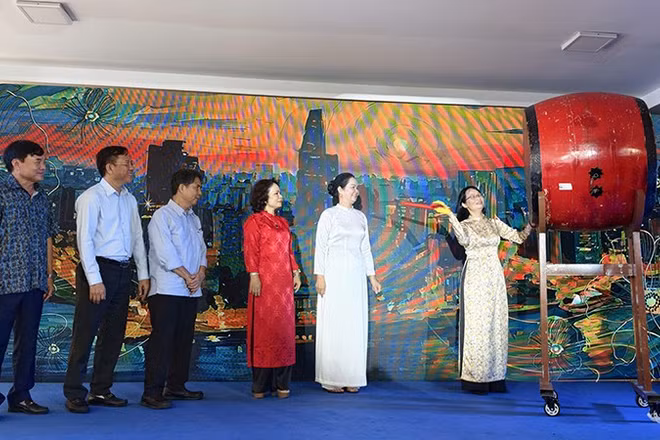 Bà Trần Thị Diệu Thúy, Phó Chủ tịch Ủy ban nhân dân Thành phố Hồ Chí Minh đánh trống khai mạc Ngày thơ Việt Nam năm 2026 tại Thành phố Hồ Chí Minh. (Ảnh: Minh Hòa).