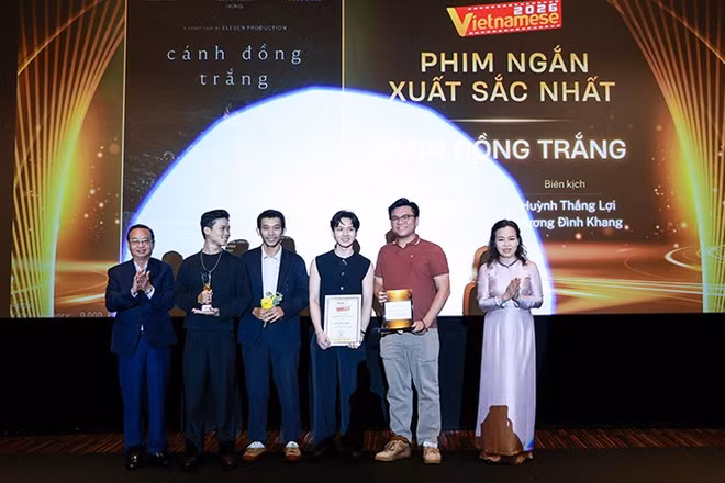 Trao giải Phim ngắn xuất sắc nhất cho tác phẩm Cánh đồng trắng. (Ảnh: Ban tổ chức cung cấp)