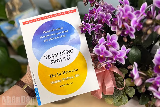 Bìa cuốn sách "Trạm dừng sinh tử". (Ảnh: Linh Bảo)