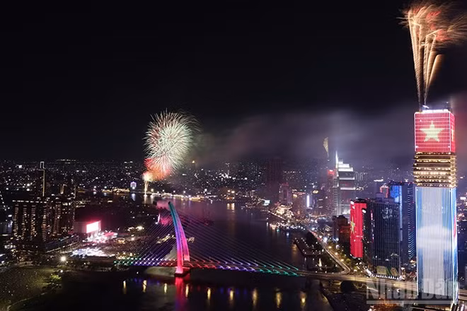 Thành phố Hồ Chí Minh bắn pháo hoa vào dịp 30/4 vừa qua. (Ảnh: Thế Anh)